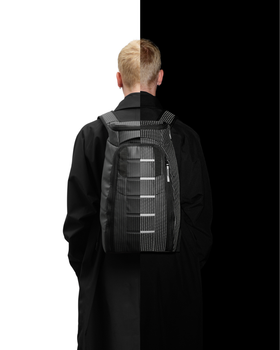 Hugger Backpack 20L Reflective Black11.png